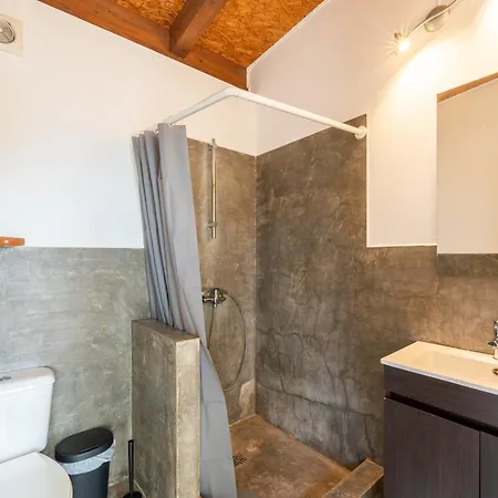 Amrita Shala * Colares